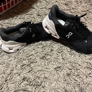 On cloud “Cloudflyer” running shoes.